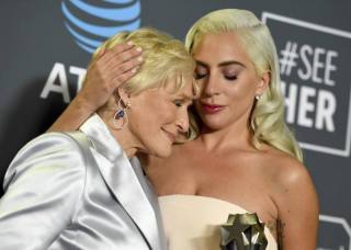 Glenn Close en Lady Gaga nadat hul gesamentlik aangewys is as beste aktrise by die Critics Choice-toekennings. (Foto: Jordan Strauss/Invision/AP)