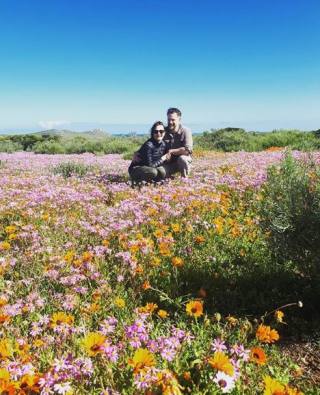 Erica en haar man, Willem, tussen die blomme by die Weskus Nasionale Park. (Foto: Instagram/Erica Wessels)
