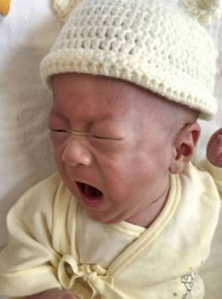 Die kleinste babaseuntjie ter wêreld is ses maande na sy geboorte uit die hospitaal ontslaan. (Foto: IANS/ANA)