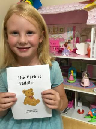 Maya Enslin met die eerste weergawe van haar kinderboekie, 'Die verlore teddie'. (Foto: Verskaf)