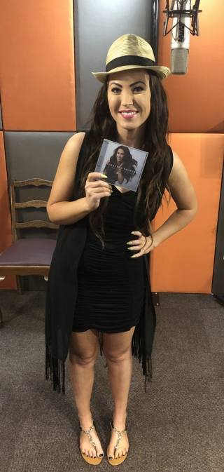 Samantha Leonard kuier in die Maroela Media-ateljee met haar debuutalbum, ''n Duisend Keuses'. (Foto: Maroela Media)
