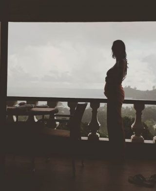 Erica Wessels wys haar swanger magie in die Seychelles. (Foto: Instagram via Erica Wessels)