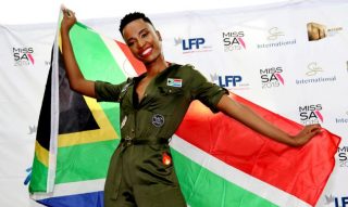 Zozibini Tunzi het Dinsdagaand na die VSA vertrek waar sy Suid-Afrika sal verteenwoordig in die mej. Heelal-kompetisie. (Foto: Verskaf)