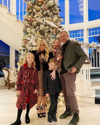 Jessica Simpson en haar man, Eric Johnson, tydens die feesseisoen saam met hulle kinders, Maxwell, Ace en Birdie Mae. (Foto: Instagram/Jessica Simpson)